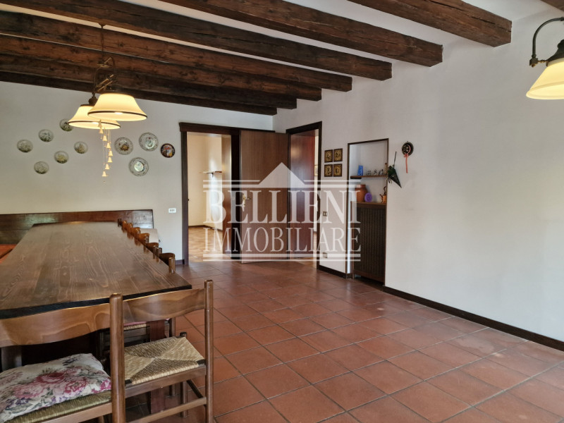 CALDOGNO - In zona ben servita e a breve distanza dal centro storico, proponiamo una villa indipe...