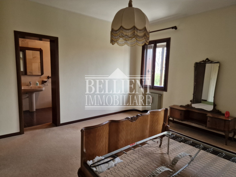 CALDOGNO - In zona ben servita e a breve distanza dal centro storico, proponiamo una villa indipe...