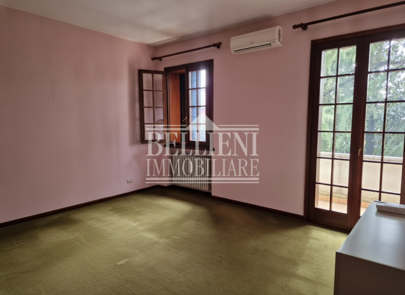 CALDOGNO - In zona ben servita e a breve distanza dal centro storico, proponiamo una villa indipe...