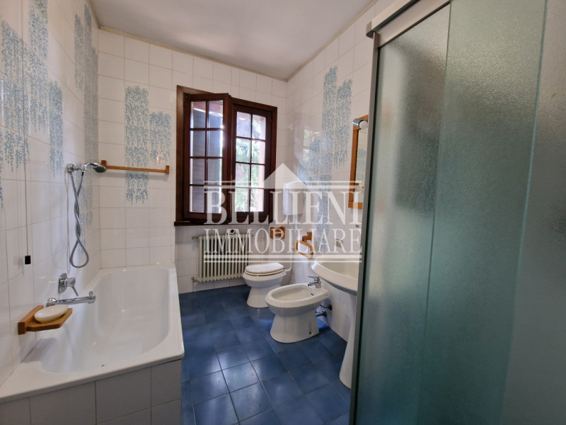 CALDOGNO - In zona ben servita e a breve distanza dal centro storico, proponiamo una villa indipe...