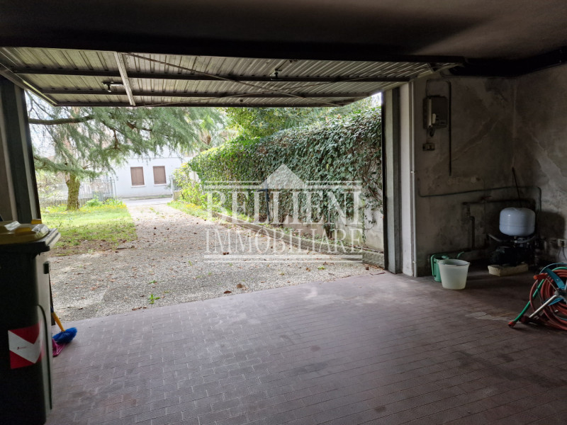 CALDOGNO - in zona ben servita prossima al centro storico proponiamo immobile indipendente con gi...