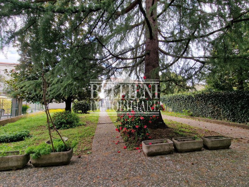 CALDOGNO - in zona ben servita prossima al centro storico proponiamo immobile indipendente con gi...