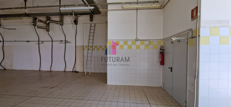ABANO TERME - RIF. 299MAT  - TEL 0444310220

-Capannone a destinazione artigianale.
-Pertinenza c...