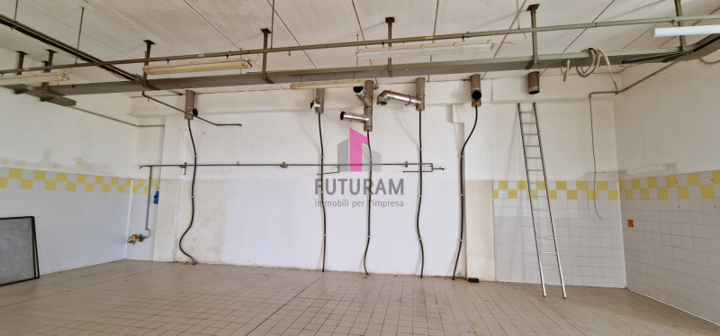 ABANO TERME - RIF. 299MAT  - TEL 0444310220

-Capannone a destinazione artigianale.
-Pertinenza c...