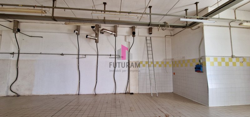 ABANO TERME - RIF. 299MAT  - TEL 0444310220

-Capannone a destinazione artigianale.
-Pertinenza c...