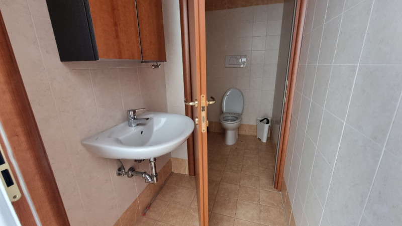 Vendesi ufficio in centro ad Arzergrande in posizione strategica con ottiam visibilità.

L'immobi...