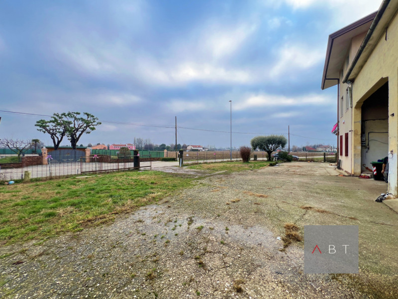 Situata nella frazione di Paviola, casa singola composta di: ingresso, cucina-pranzo, soggiorno, ...