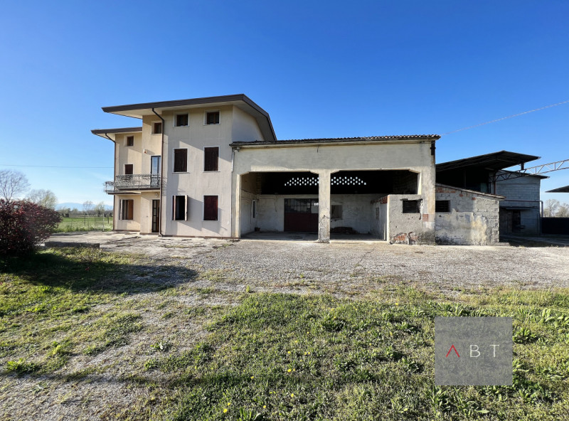 Situata nella frazione di Paviola, casa singola composta di: ingresso, cucina-pranzo, soggiorno, ...
