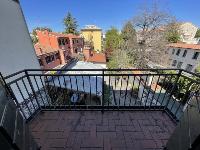 Vendesi appartamento ristrutturato nel 2008 ultimo piano su palazzetto storico in Zona centrale. ...