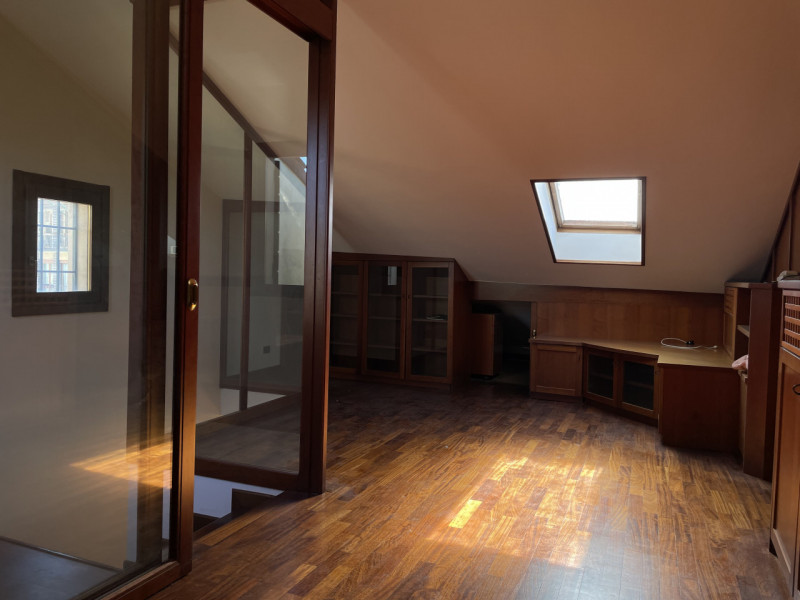 Vendesi appartamento ristrutturato nel 2008 ultimo piano su palazzetto storico in Zona centrale. ...