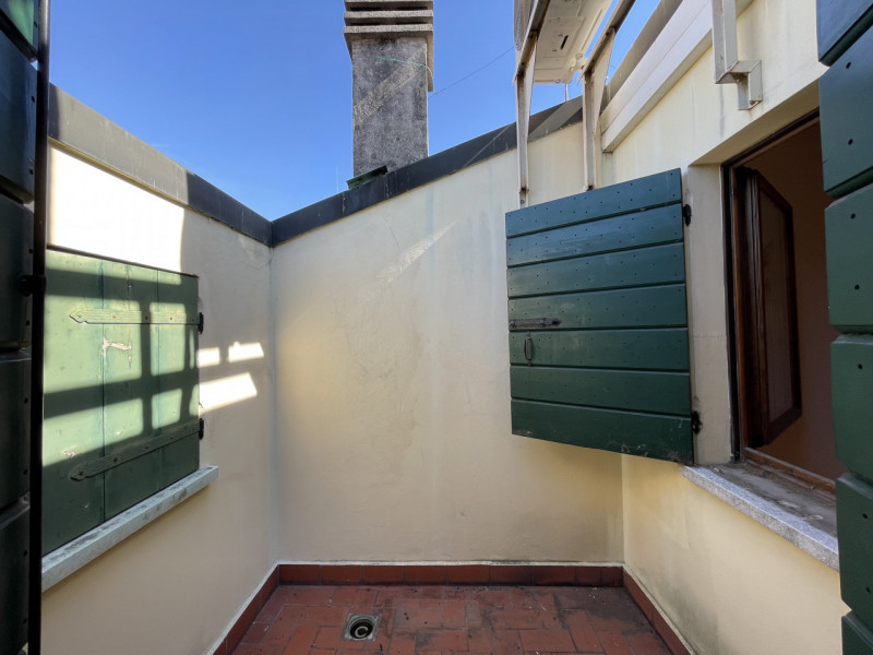 Vendesi appartamento ristrutturato nel 2008 ultimo piano su palazzetto storico in Zona centrale. ...