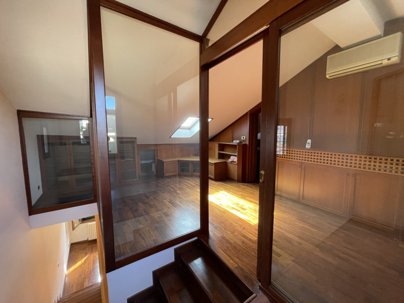 Vendesi appartamento ristrutturato nel 2008 ultimo piano su palazzetto storico in Zona centrale. ...