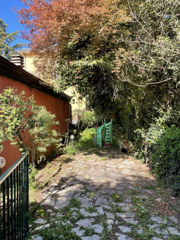 Vendesi appartamento ristrutturato nel 2008 ultimo piano su palazzetto storico in Zona centrale. ...