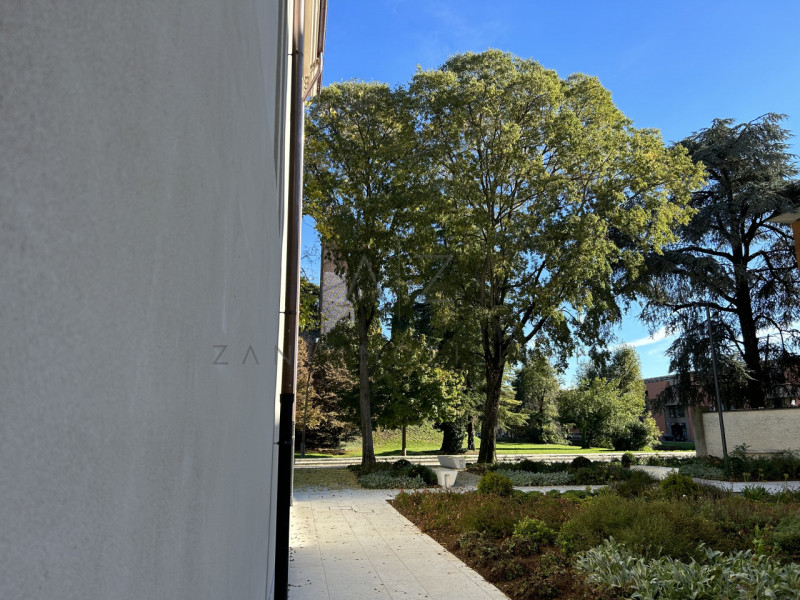 Proponiamo in vendita signorile appartamento in un contesto residenziale di prestigio, a pochi pa...