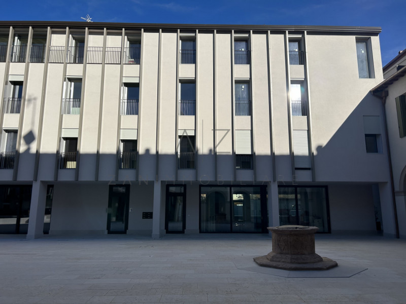 Proponiamo in vendita signorile appartamento in un contesto residenziale di prestigio, a pochi pa...