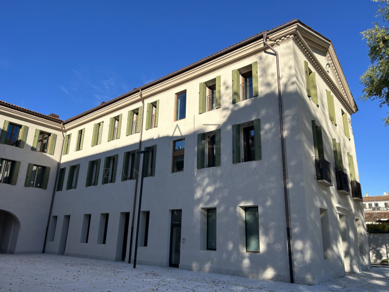 Proponiamo in vendita signorile appartamento in un contesto residenziale di prestigio, a pochi pa...