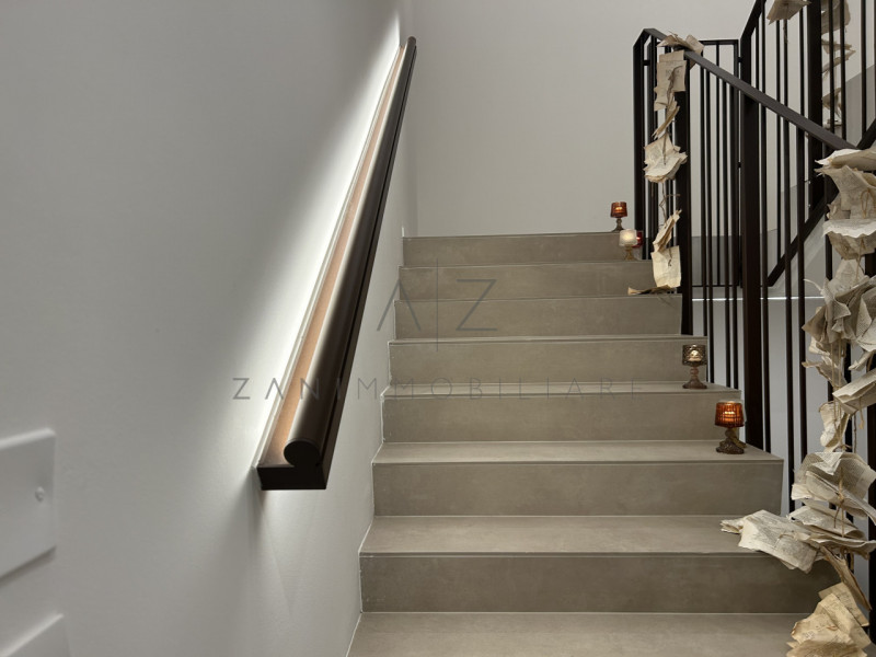 Proponiamo in vendita signorile appartamento in un contesto residenziale di prestigio, a pochi pa...