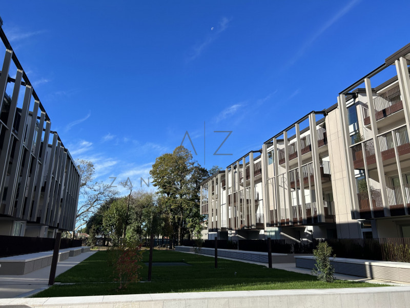 Proponiamo in vendita signorile appartamento in un contesto residenziale di prestigio, a pochi pa...