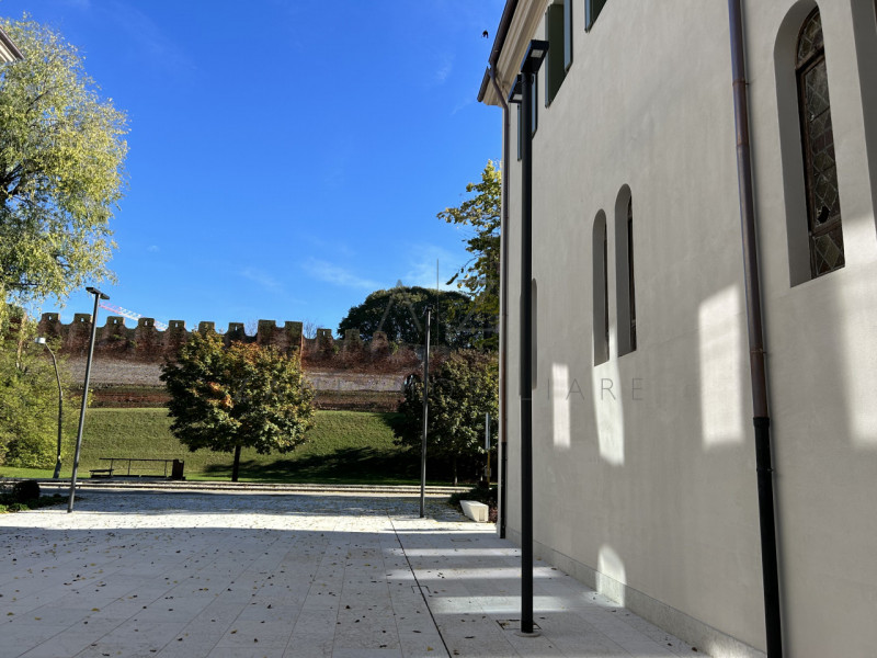 Proponiamo in vendita signorile appartamento in un contesto residenziale di prestigio, a pochi pa...