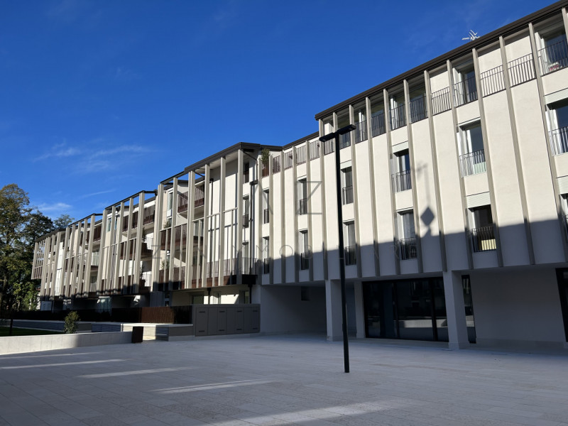 Proponiamo in vendita signorile appartamento in un contesto residenziale di prestigio, a pochi pa...