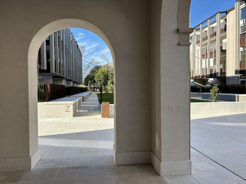 Proponiamo in vendita signorile appartamento in un contesto residenziale di prestigio, a pochi pa...