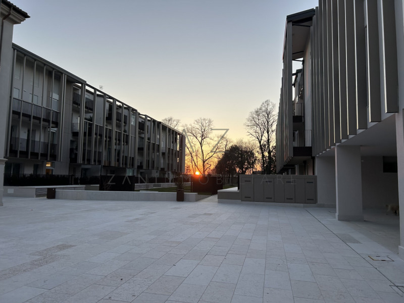 Proponiamo in vendita signorile appartamento in un contesto residenziale di prestigio, a pochi pa...