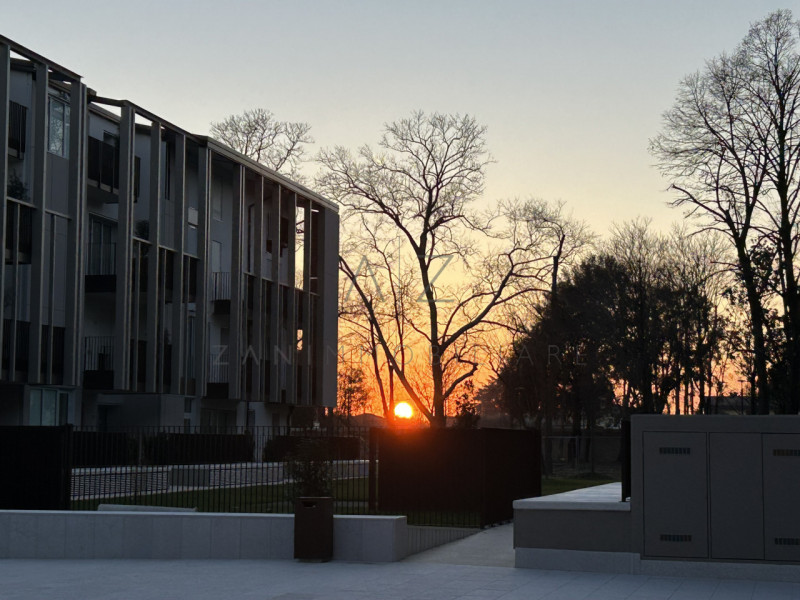 Proponiamo in vendita signorile appartamento in un contesto residenziale di prestigio, a pochi pa...