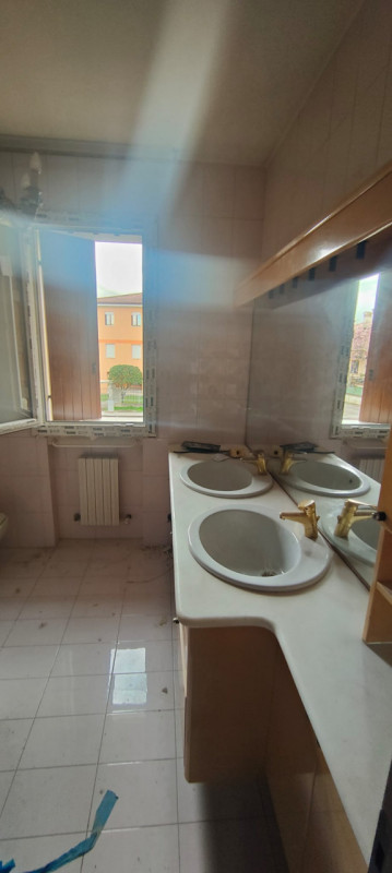 Interessante villa singola in vendita nel quartiere verde e tranquillo di San Biagio, a Teolo. L'...