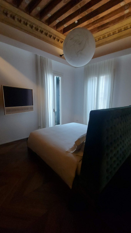 Spettacolare unità restaurata, su palazzo antico, piano nobile più mansardato, oltre a annesso lo...