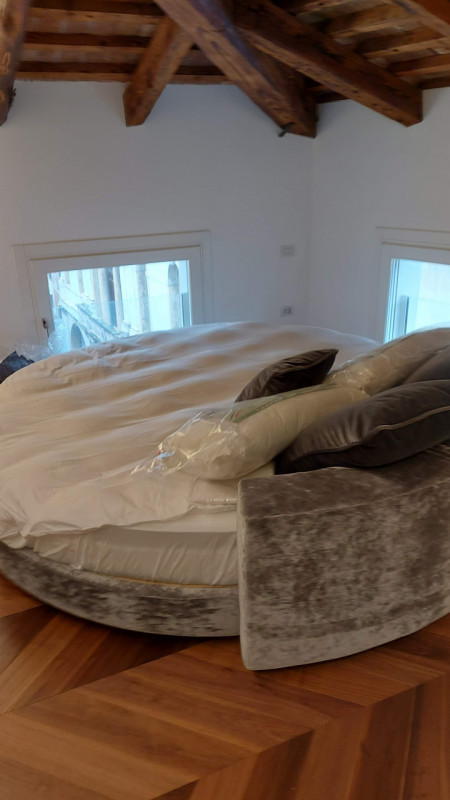 Spettacolare unità restaurata, su palazzo antico, piano nobile più mansardato, oltre a annesso lo...