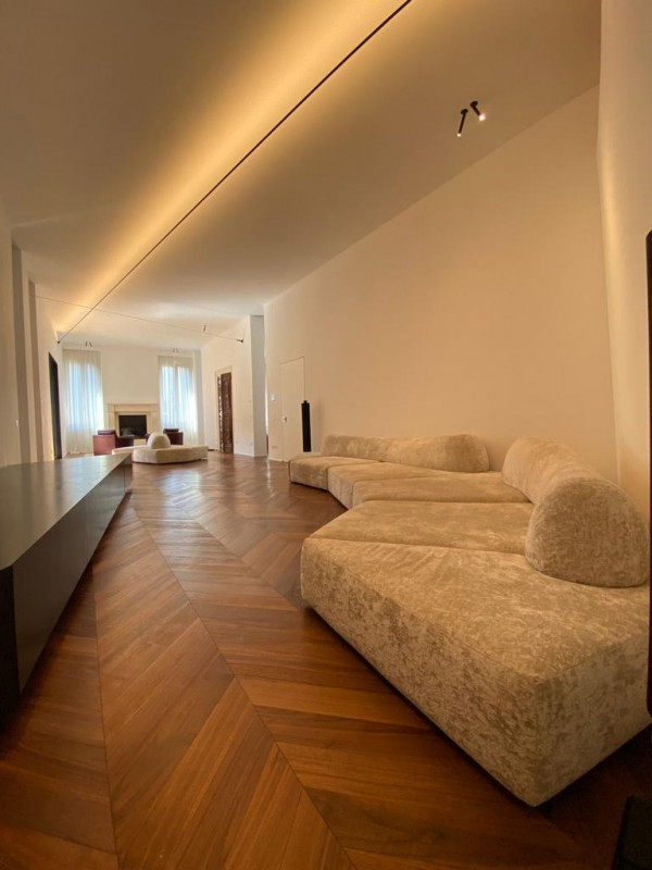 Spettacolare unità restaurata, su palazzo antico, piano nobile più mansardato, oltre a annesso lo...