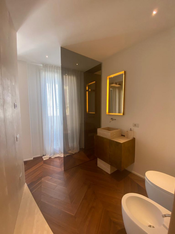 Spettacolare unità restaurata, su palazzo antico, piano nobile più mansardato, oltre a annesso lo...