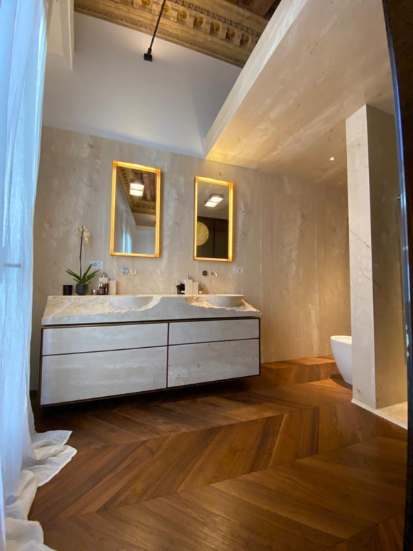 Spettacolare unità restaurata, su palazzo antico, piano nobile più mansardato, oltre a annesso lo...