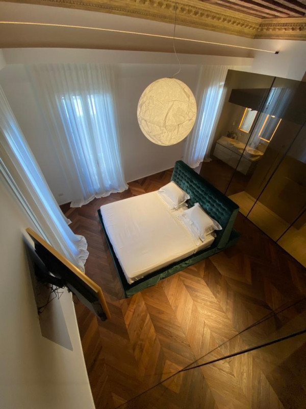 Spettacolare unità restaurata, su palazzo antico, piano nobile più mansardato, oltre a annesso lo...