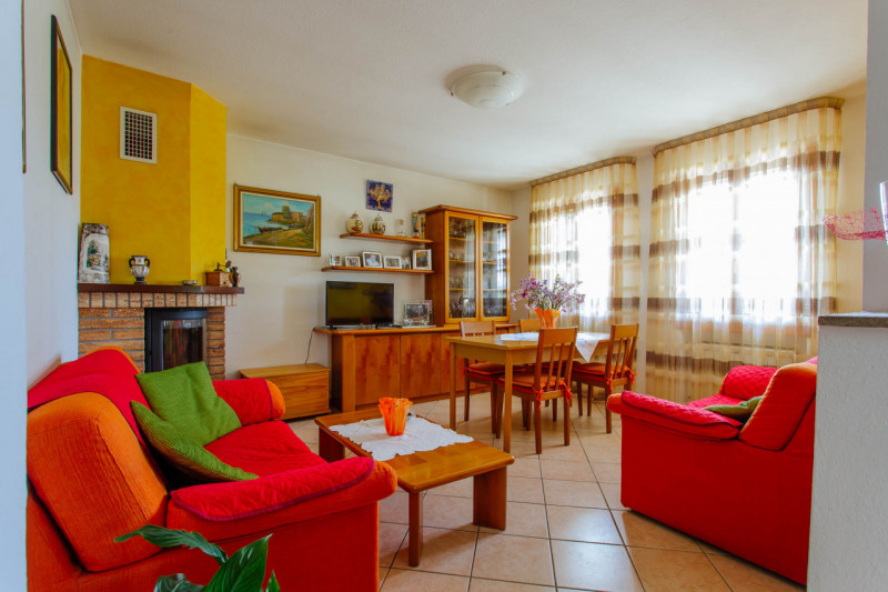 Vendesi abitazione singola con ampio giardino in comune di Pernumia.
La proprietà è composta da d...