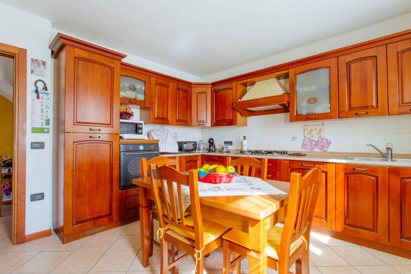 Vendesi abitazione singola con ampio giardino in comune di Pernumia.
La proprietà è composta da d...