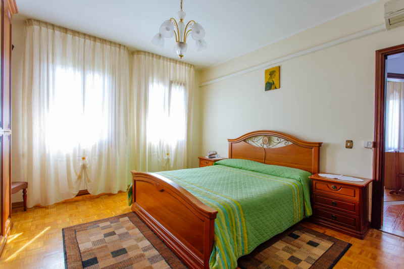 Vendesi abitazione singola con ampio giardino in comune di Pernumia.
La proprietà è composta da d...