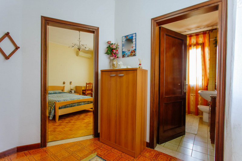 Vendesi abitazione singola con ampio giardino in comune di Pernumia.
La proprietà è composta da d...