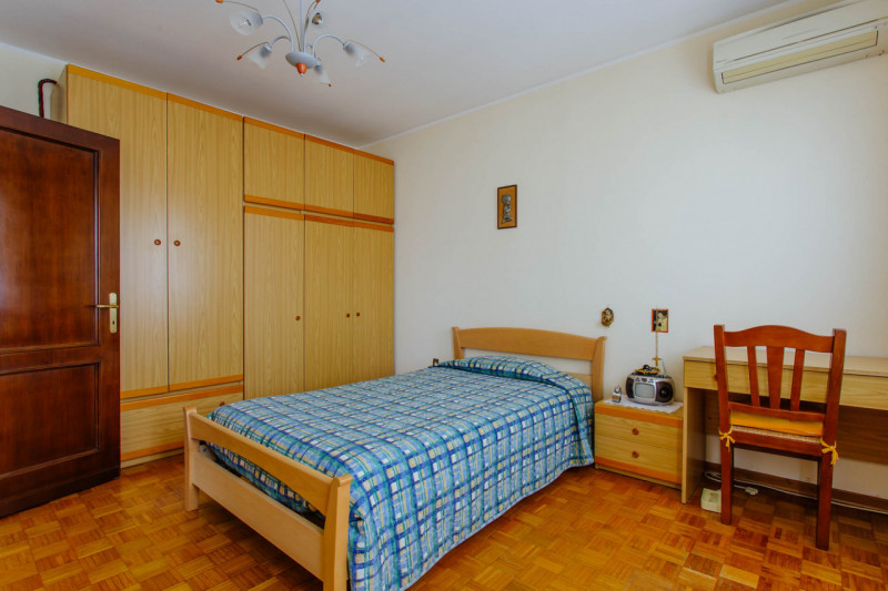 Vendesi abitazione singola con ampio giardino in comune di Pernumia.
La proprietà è composta da d...