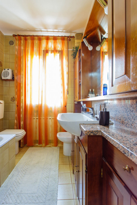 Vendesi abitazione singola con ampio giardino in comune di Pernumia.
La proprietà è composta da d...