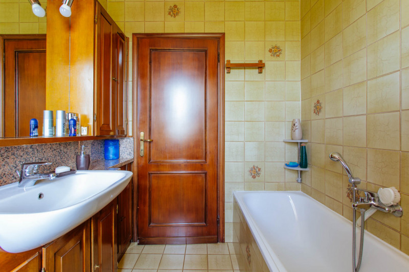 Vendesi abitazione singola con ampio giardino in comune di Pernumia.
La proprietà è composta da d...