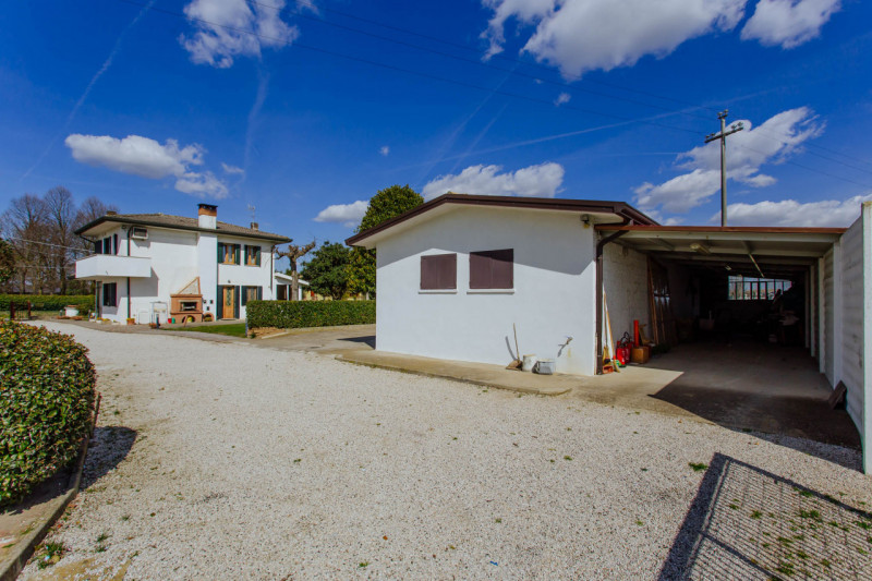 Vendesi abitazione singola con ampio giardino in comune di Pernumia.
La proprietà è composta da d...
