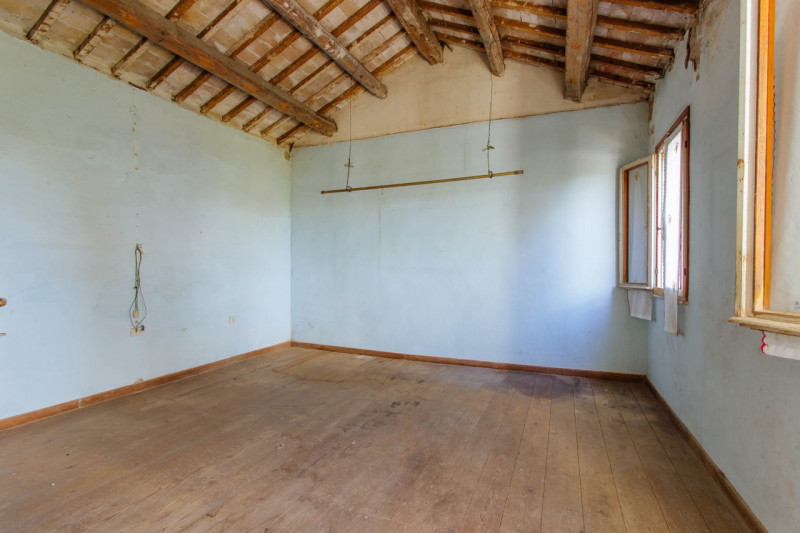 Vendesi abitazione singola con ampio giardino in comune di Pernumia.
La proprietà è composta da d...