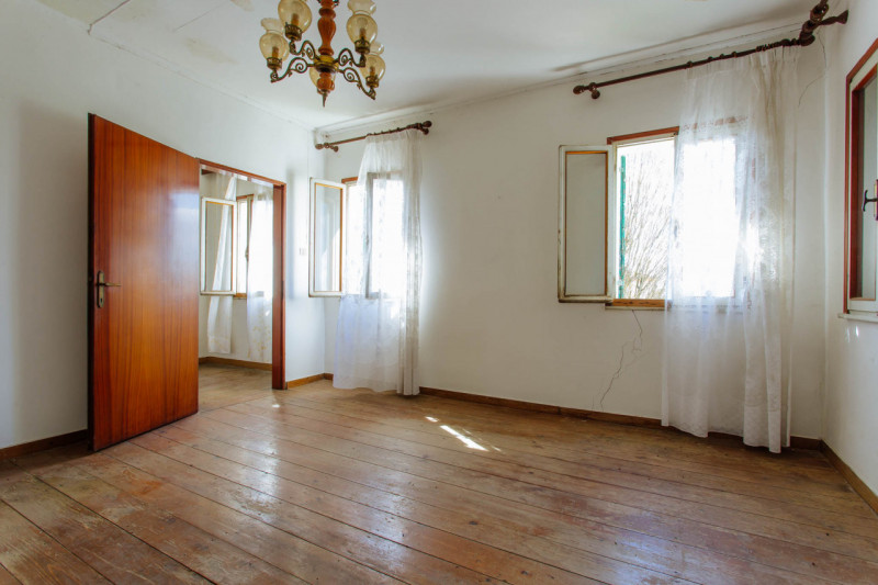 Vendesi abitazione singola con ampio giardino in comune di Pernumia.
La proprietà è composta da d...