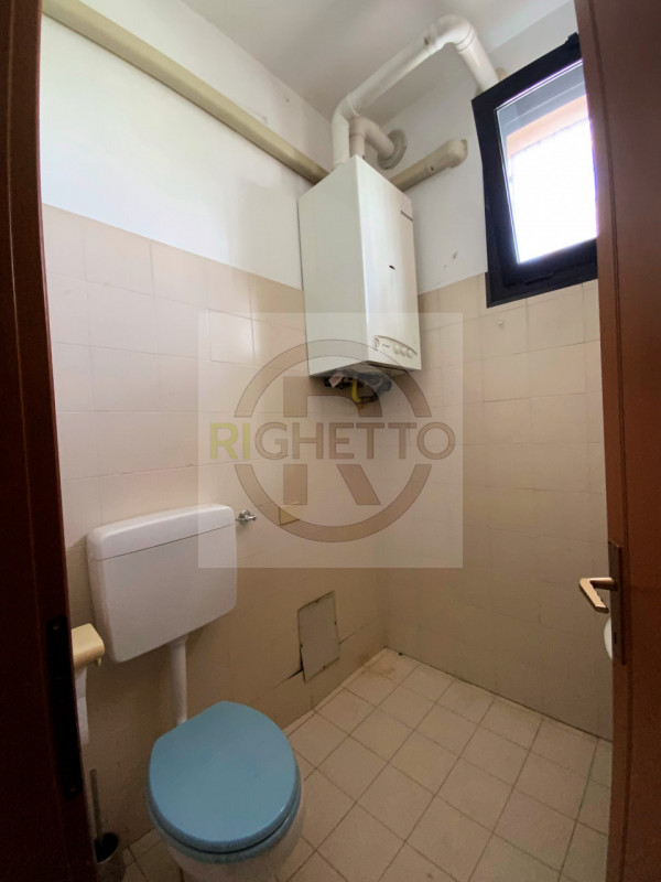 Proponiamo in affitto un interessante negozio di circa 50 mq situato nel cuore di Limena, una del...