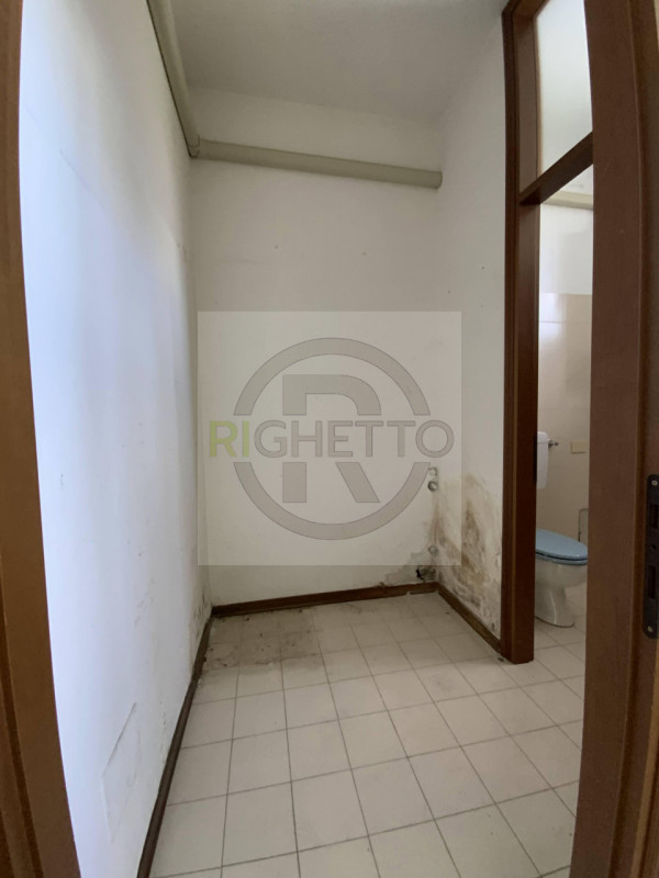 Proponiamo in affitto un interessante negozio di circa 50 mq situato nel cuore di Limena, una del...