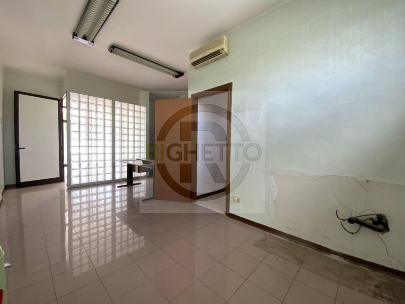 Proponiamo in affitto un interessante negozio di circa 50 mq situato nel cuore di Limena, una del...