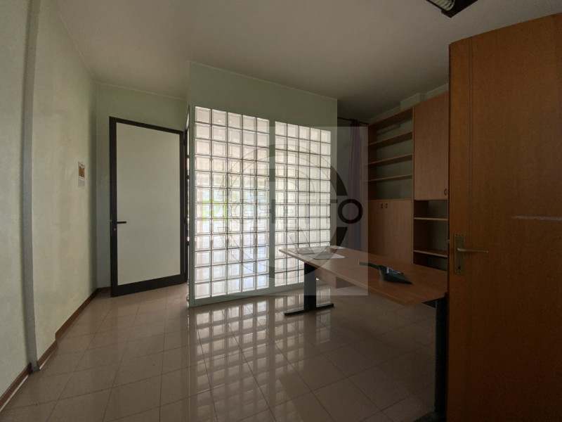 Proponiamo in affitto un interessante negozio di circa 50 mq situato nel cuore di Limena, una del...