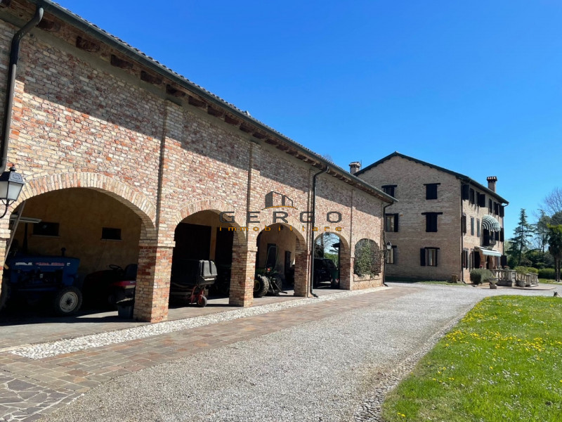 (Per INFO Mara 3481536890) Nelle campagne del trevigiano, a Motta di Livenza, immersa in un parco...