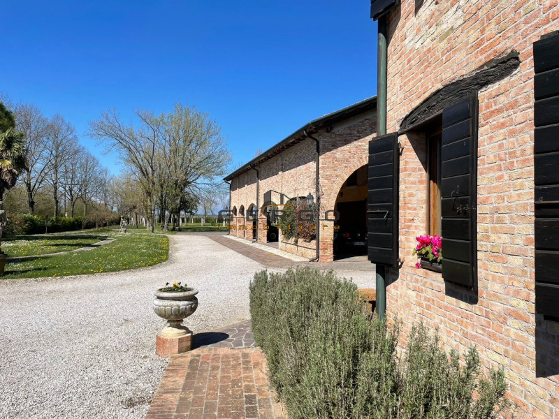 (Per INFO Mara 3481536890) Nelle campagne del trevigiano, a Motta di Livenza, immersa in un parco...